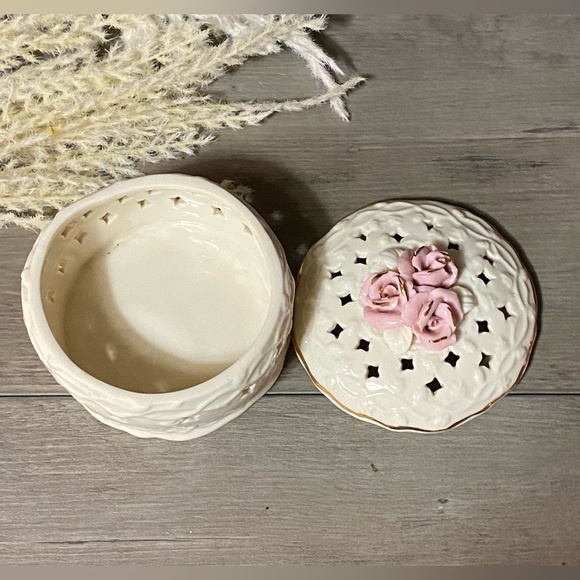 VINTAGE 1990s Large Porcelain Rose Trinket/Potpourri Box - Excellent Condition - Picture 3 of 4